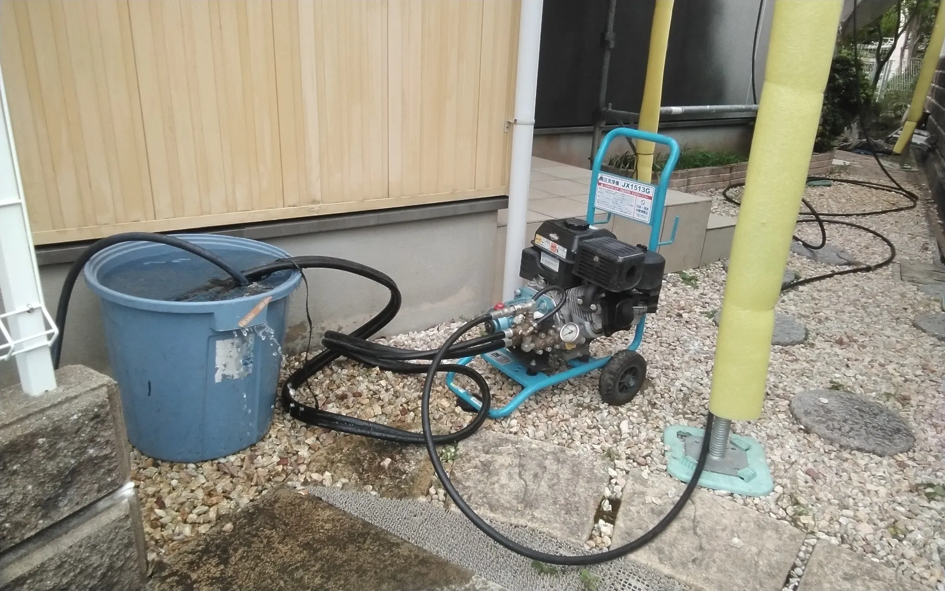 大阪府吹田市で外壁フル塗装の高圧洗浄を施工しました。