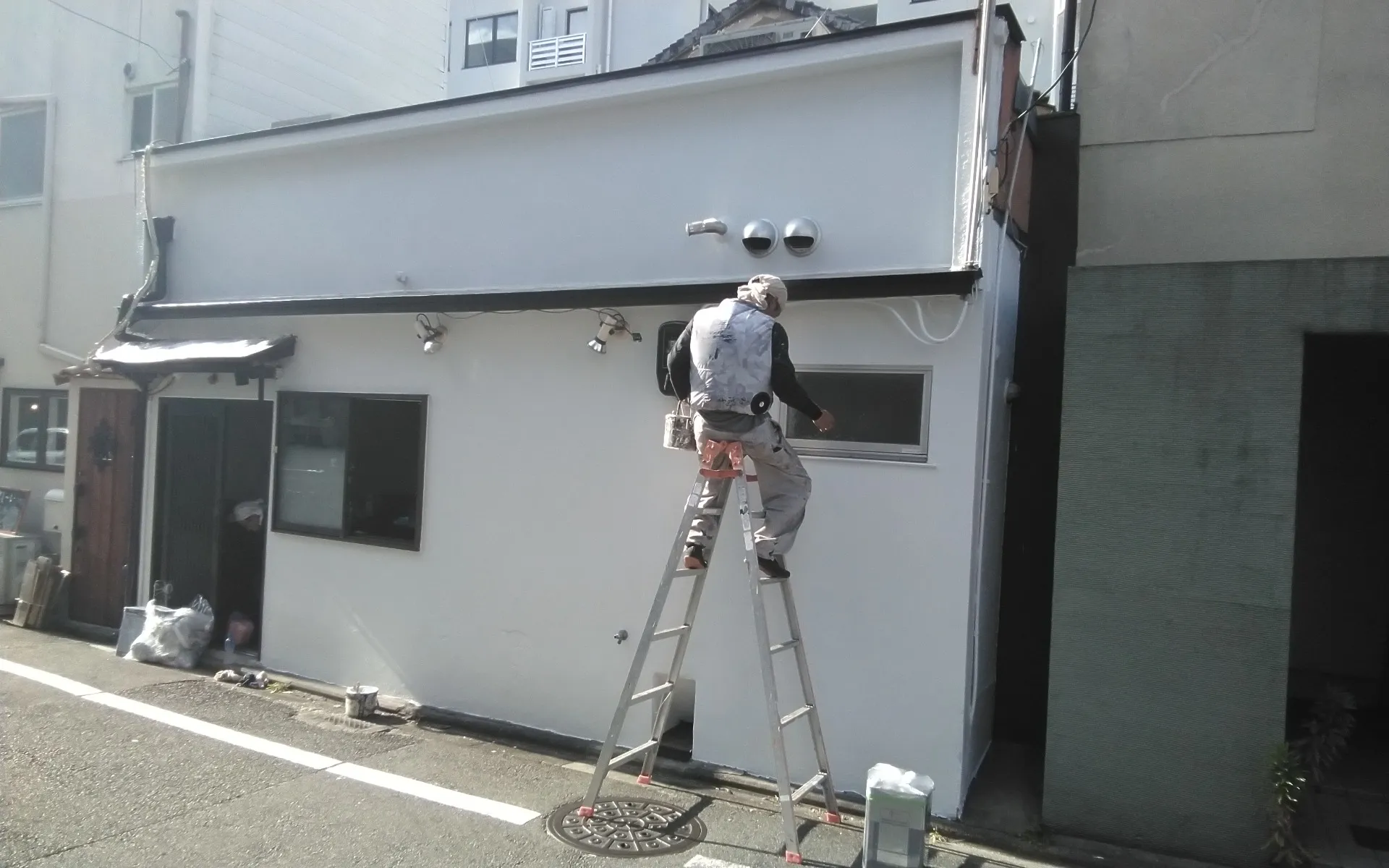 京都市南区で店舗のリフォーム及び塗装工事を、施工しました。