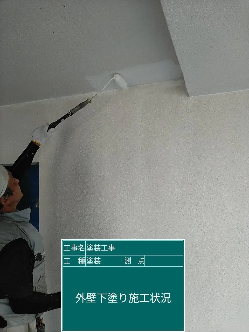 大阪府高槻市で外壁塗装の中塗に入りました。