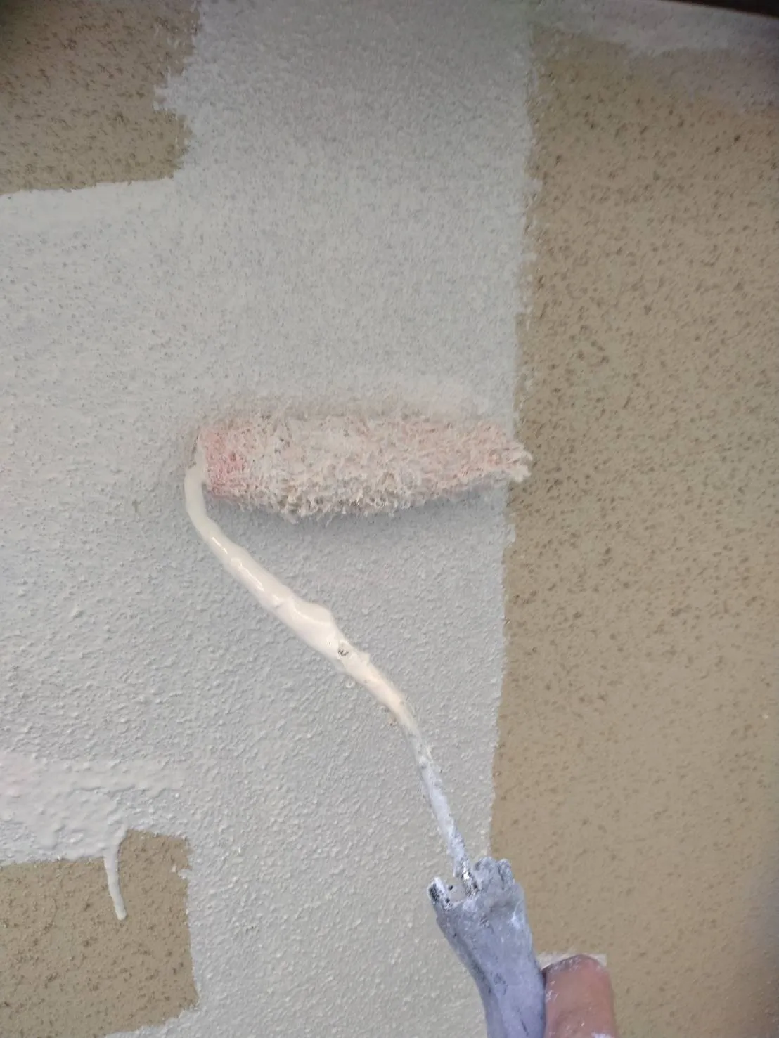 大阪府吹田市で屋根の下塗､外壁の下塗を、施工しました。