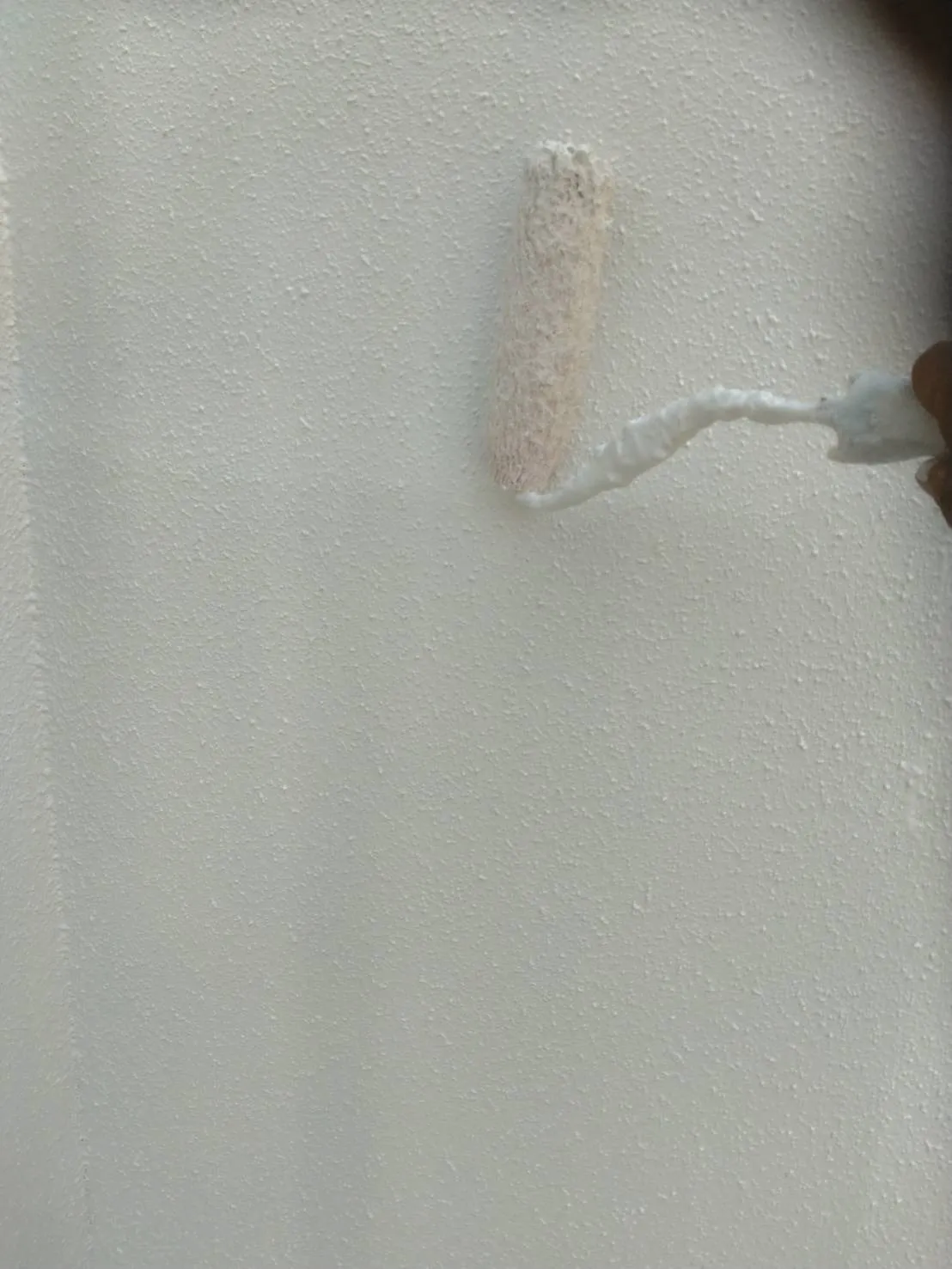 大阪府吹田市で外壁フル塗装の上塗を、施工しました。