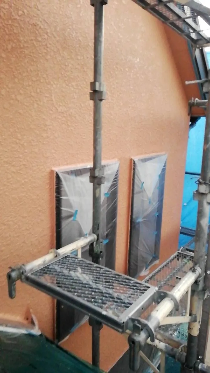 大阪府豊中市で外壁フル塗装の中塗を、施工しました。