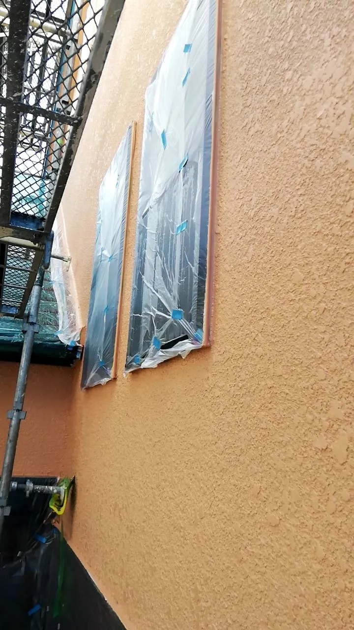 大阪府豊中市で屋根､外壁フル塗装､ベランダ簡易防水の内上塗を、完了しました。