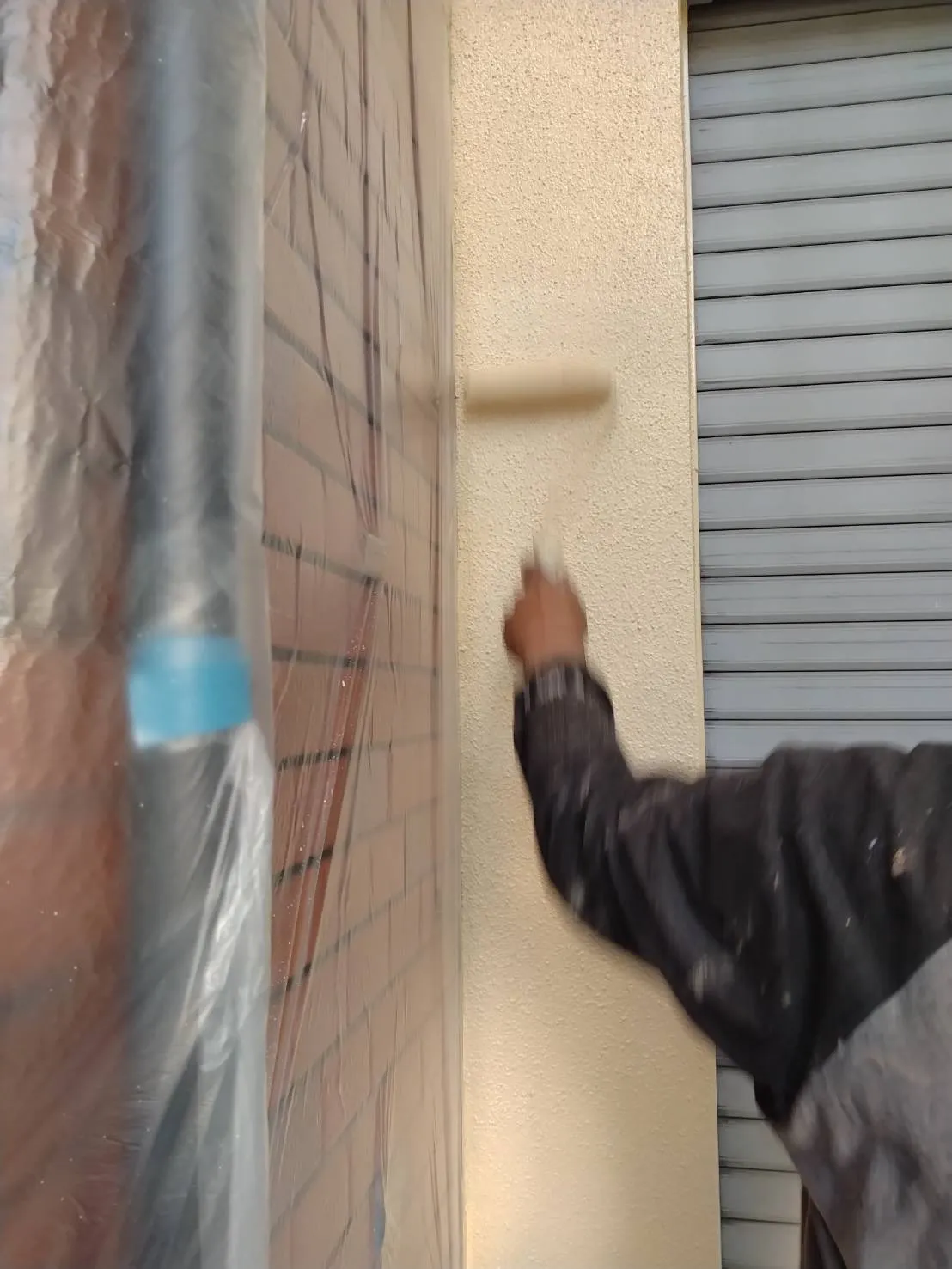 大阪府高槻市で屋根塗装の上塗、外壁フル塗装の上塗を施工しました。