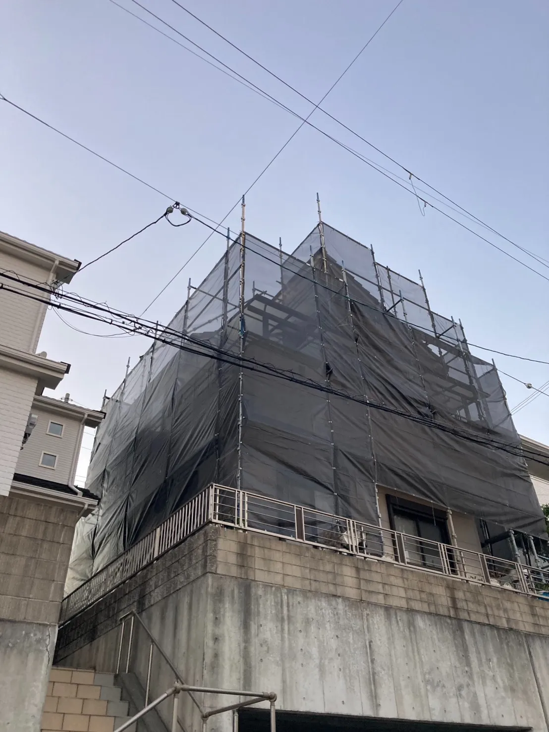 大阪府高槻市で外壁フル塗装の足場着工しました。