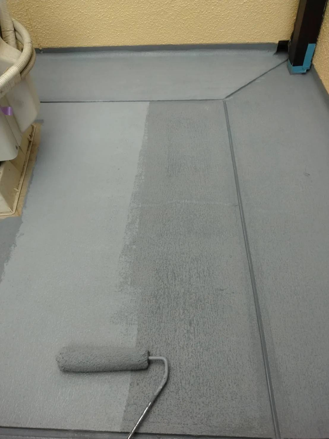 大阪府高槻市で屋根塗装及び外壁フル塗装のベランダ簡易防水を施工しました。