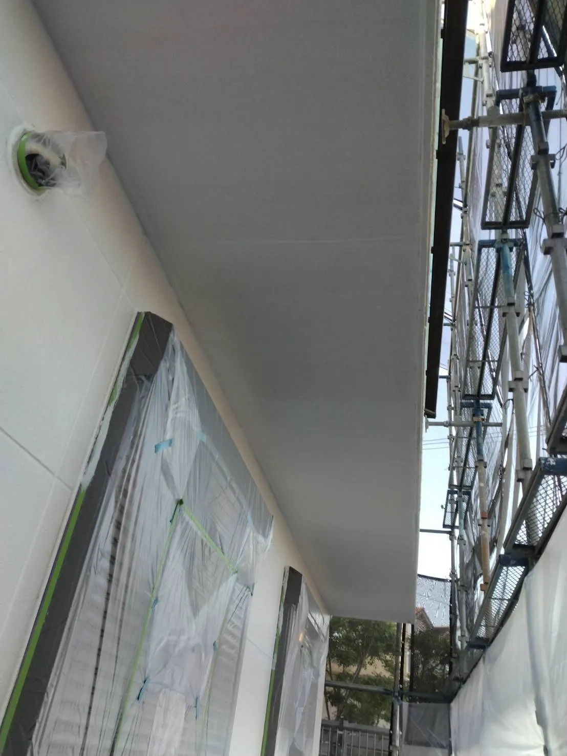 大阪府高槻市で外壁フル塗装の下塗りを施工しました。