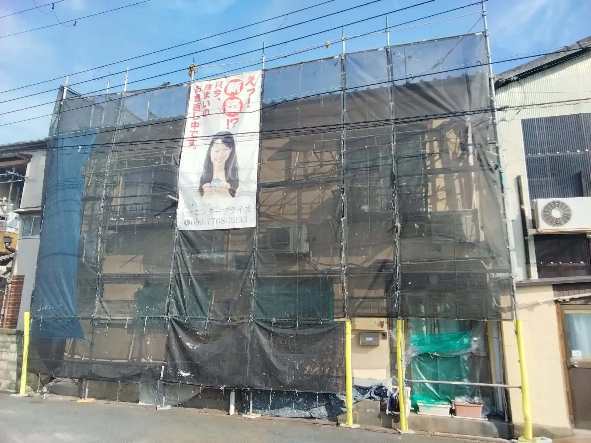 大阪府吹田市で外壁フル塗装の上塗を施工しました。