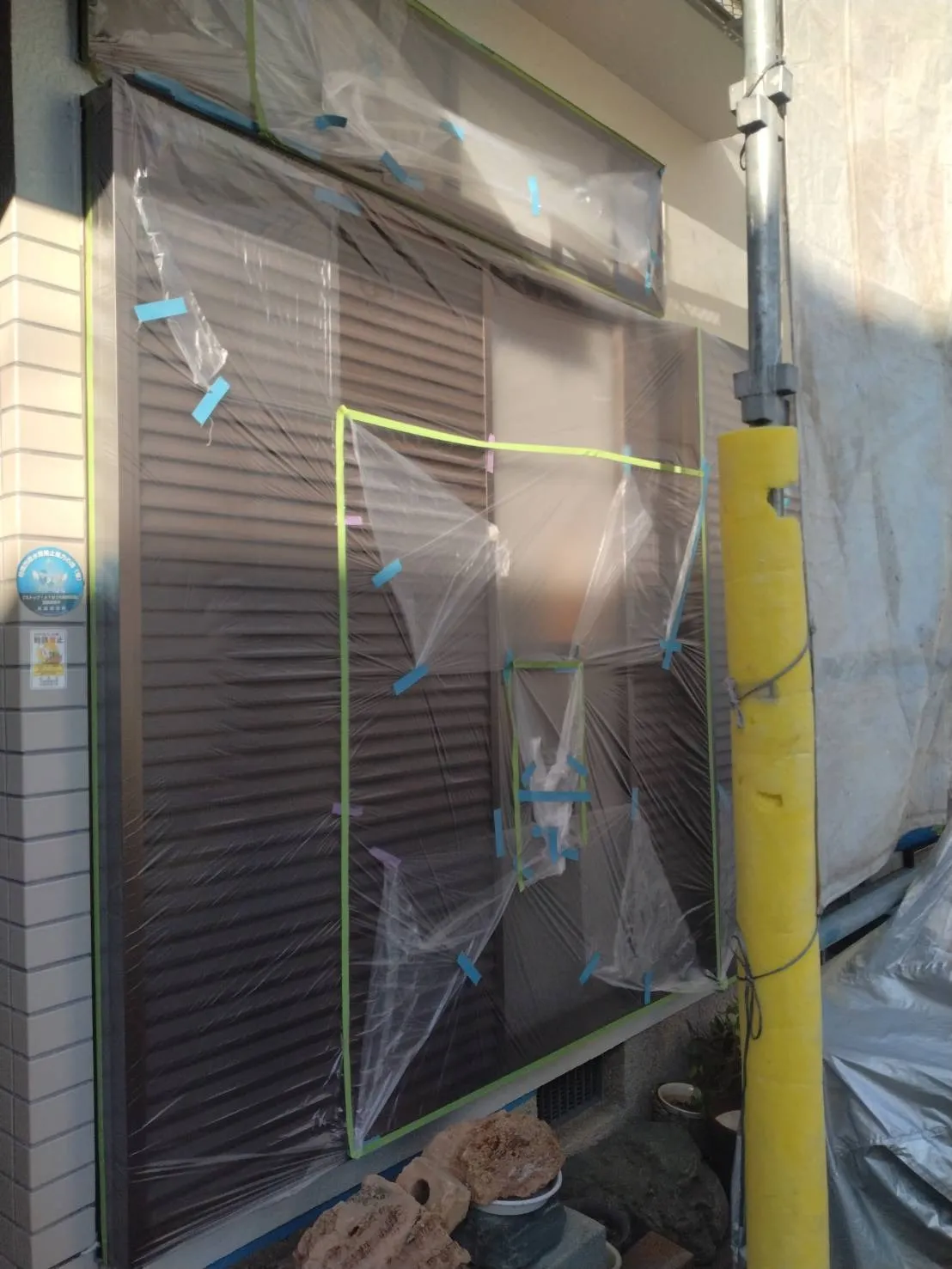 兵庫県宝塚市で外壁フル塗装の養生をしました。