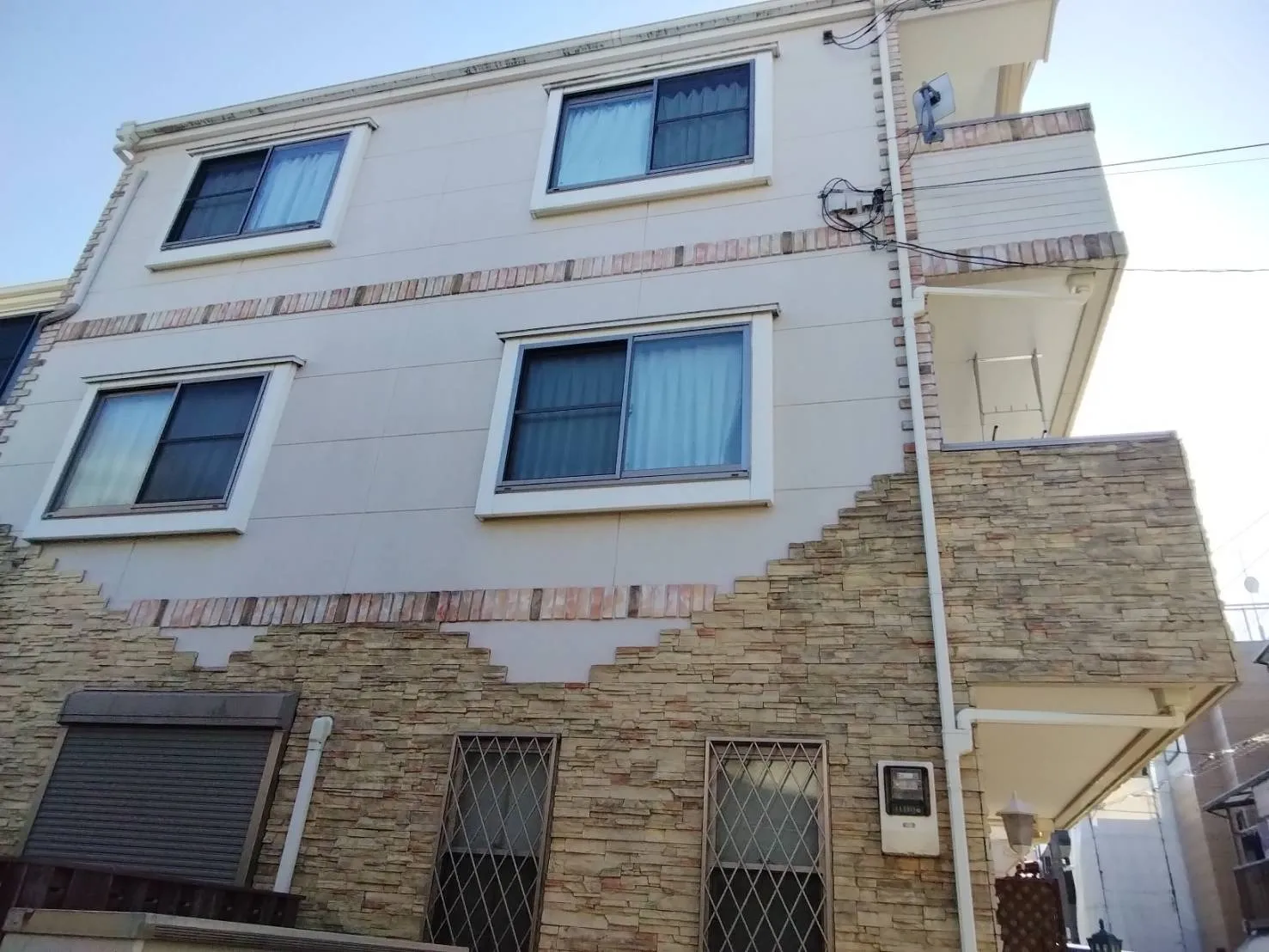 大阪府吹田市で外壁フル塗装､シーリング工事、ベランダ簡易防水を、ご契約して頂きました。