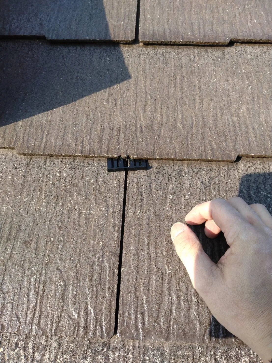 大阪府吹田市で屋根塗装､タスペーサー取り付けを施工しました。