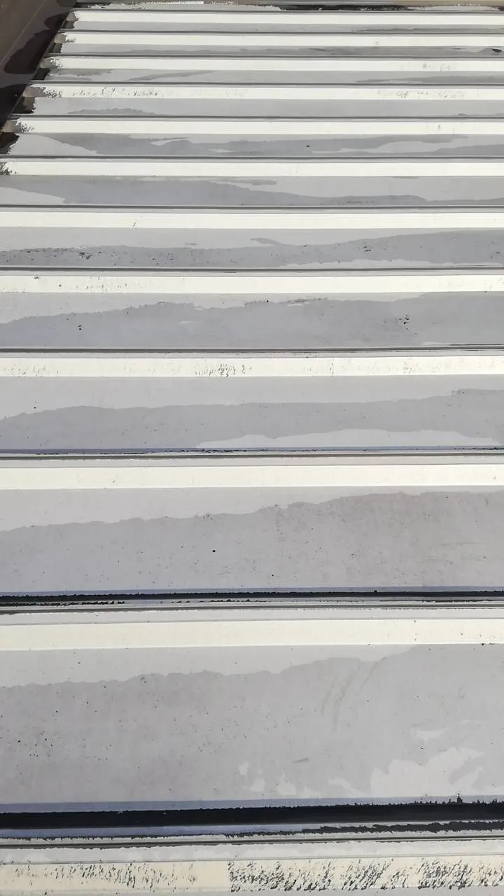 大阪府吹田市で屋根塗装工事の高圧洗浄を施工しました。