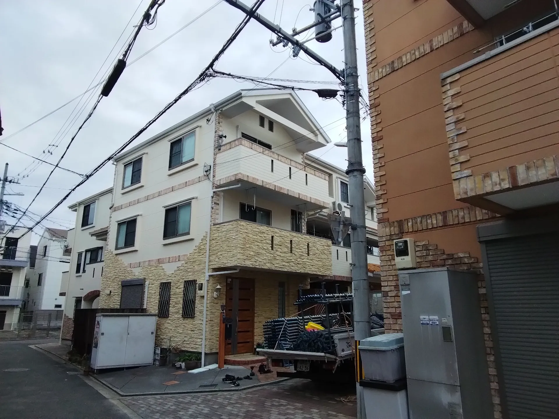 大阪府吹田市で外壁フル塗装､屋根塗装､シーリング工事､ベランダ簡易防水などを完工しました。