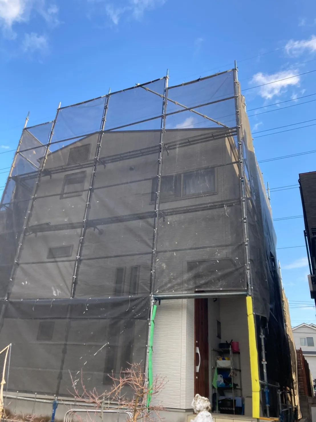 大阪府茨木市で外壁フル塗装､屋根塗装､シーリング工事の足場着工しました。