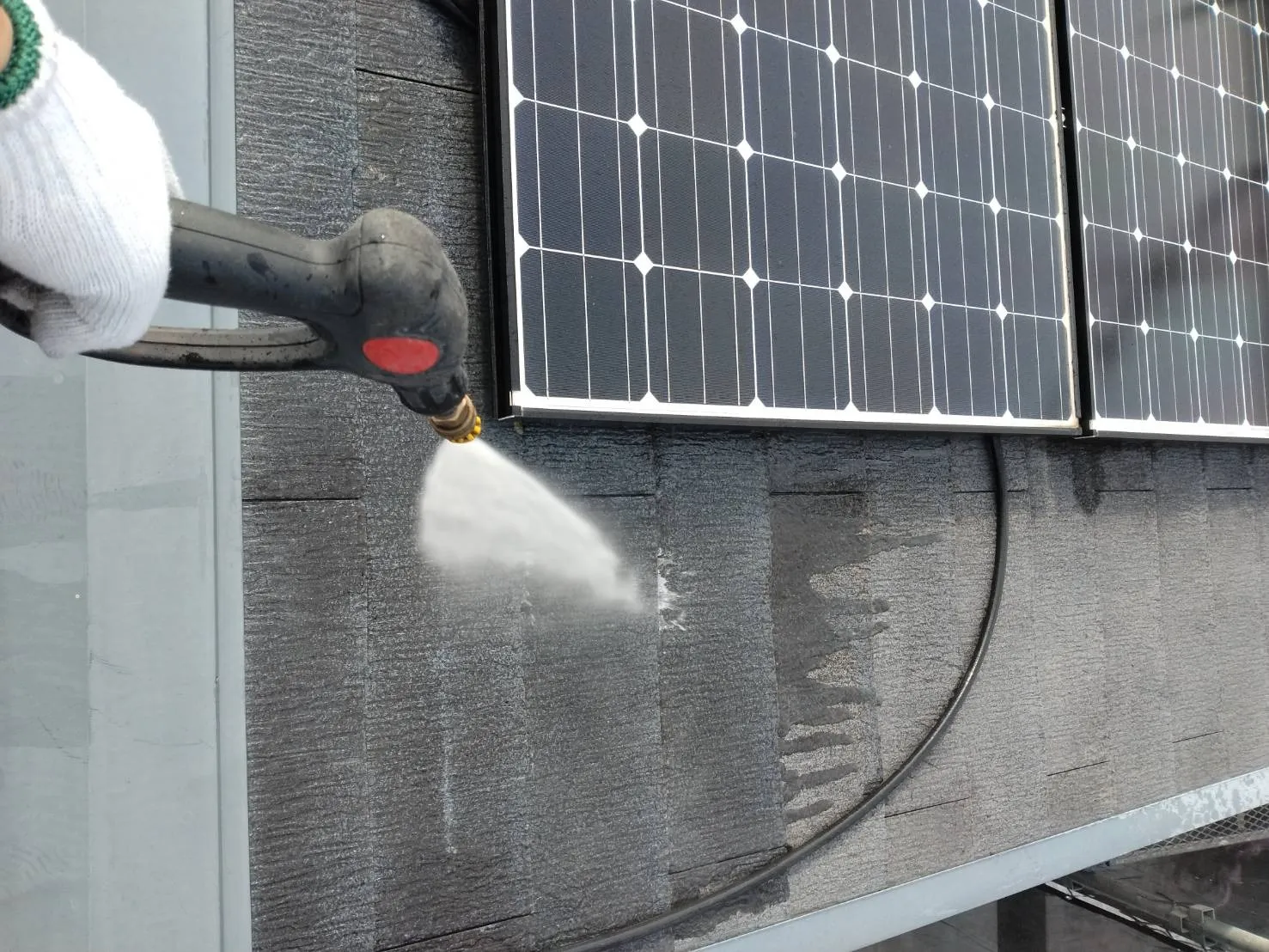 大阪府茨木市で外壁フル塗装､屋根塗装､シーリング工事の高圧洗浄を施工しました。