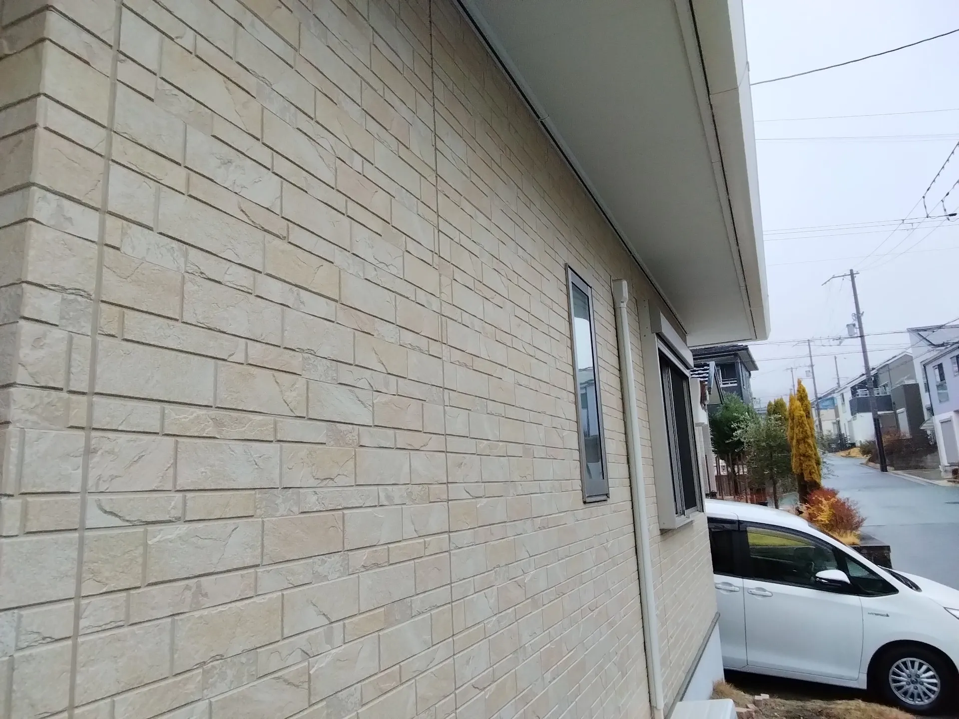 大阪府茨木市に外壁フル塗装､シーリング工事､ベランダ簡易防水の見積もりに行きました。