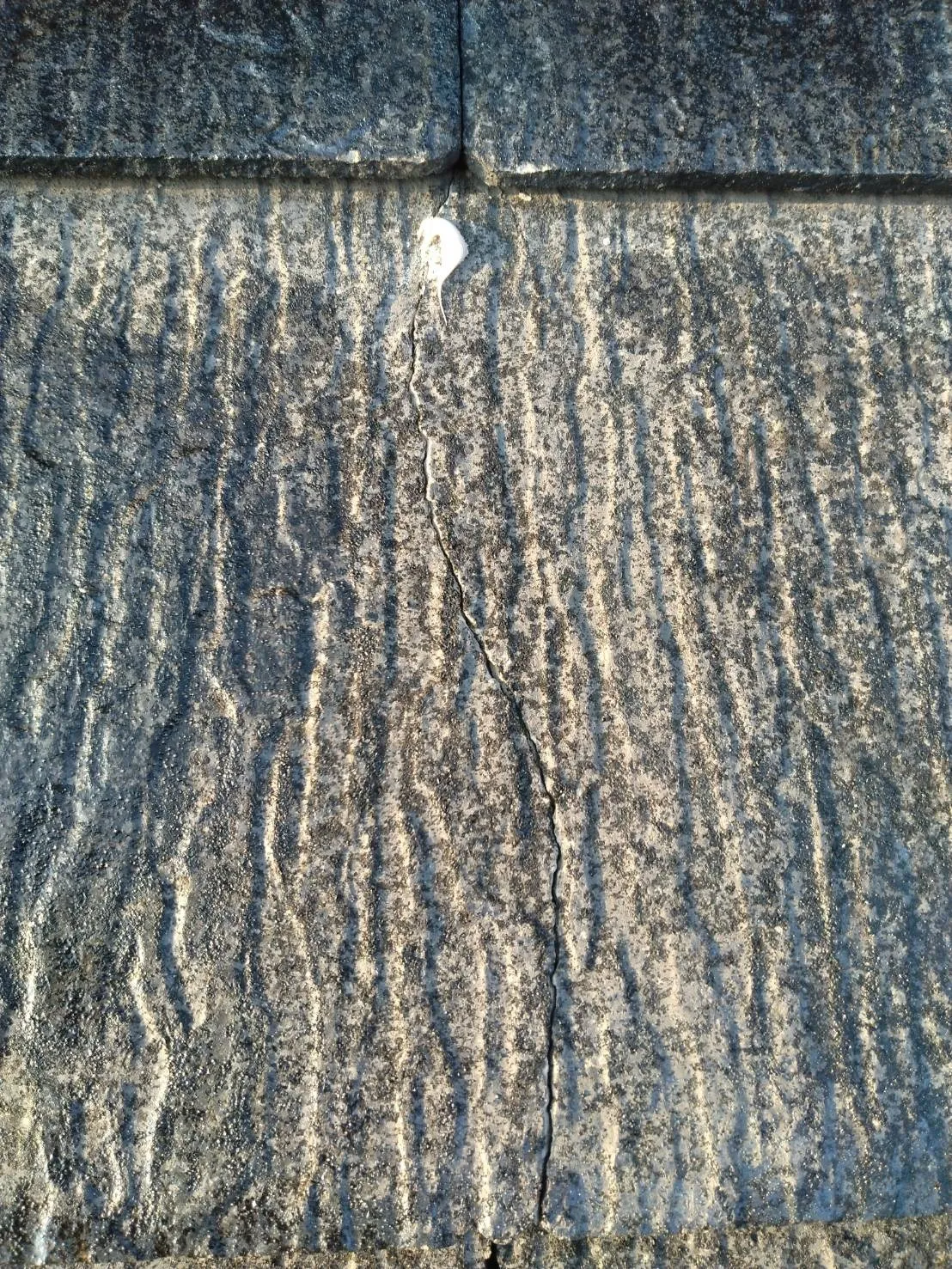 大阪府茨木市で屋根塗装工事の下地処理､下塗りを施工しました。