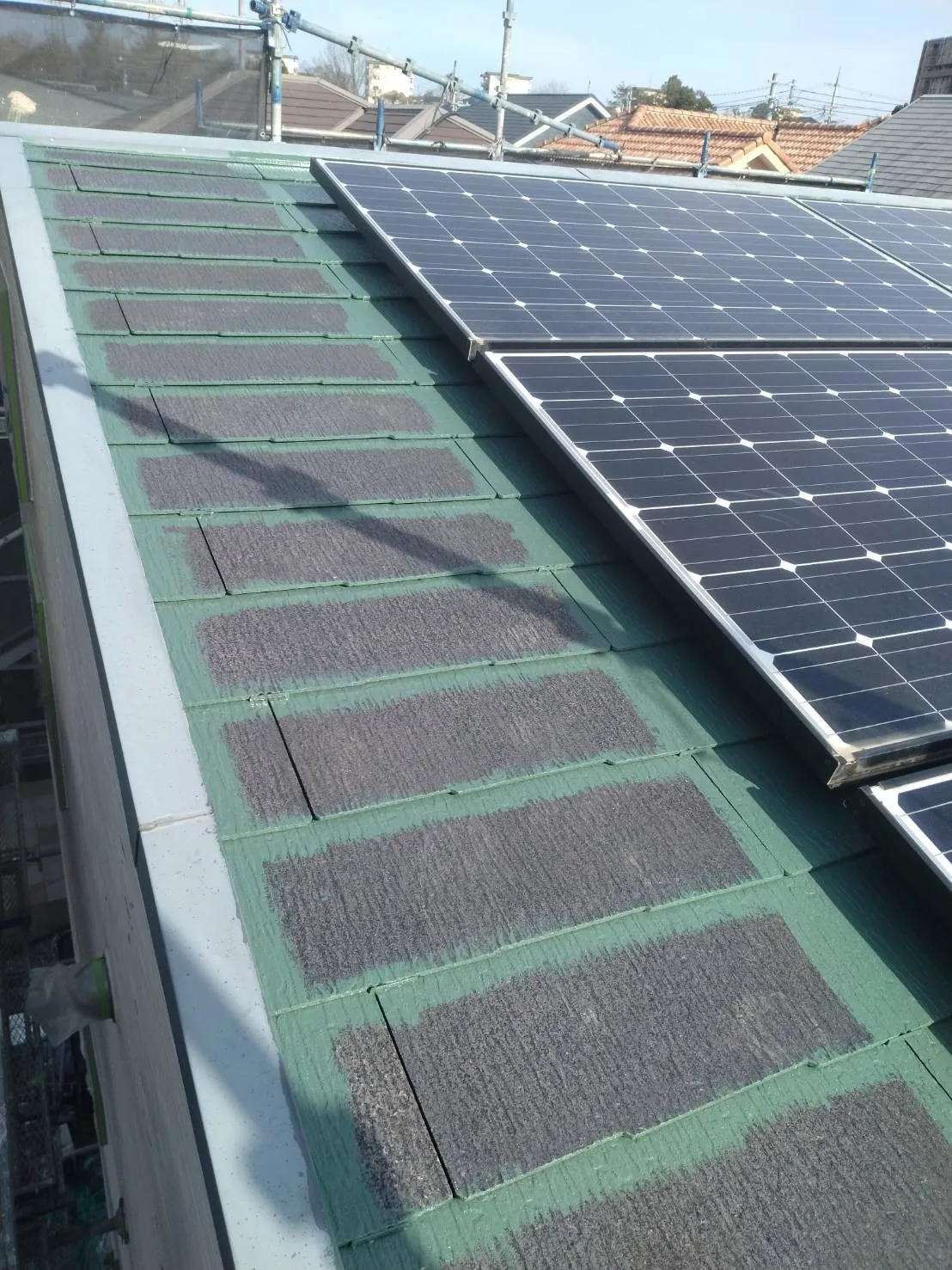 大阪府茨木市で屋根塗装工事の中塗を施工しました。