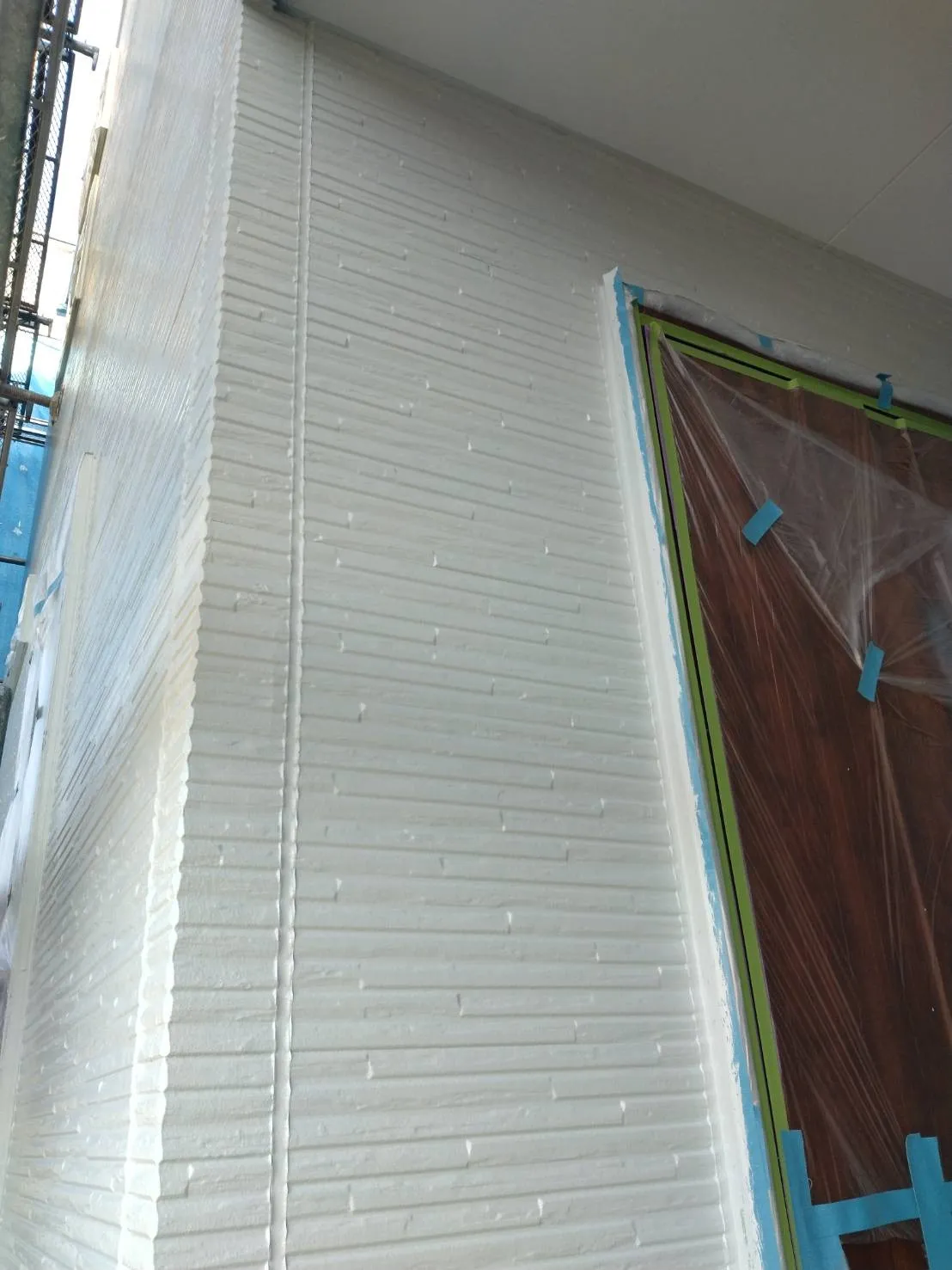 大阪府茨木市で外壁フル塗装の駄目込み、上塗を施工しました。