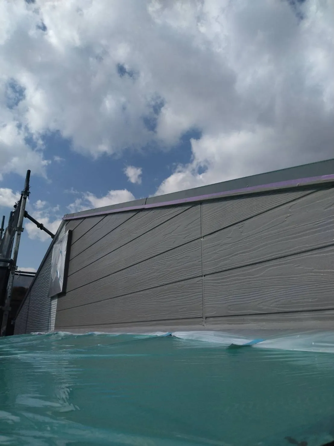 大阪府茨木市で外壁フル塗装の上塗を施工しました。