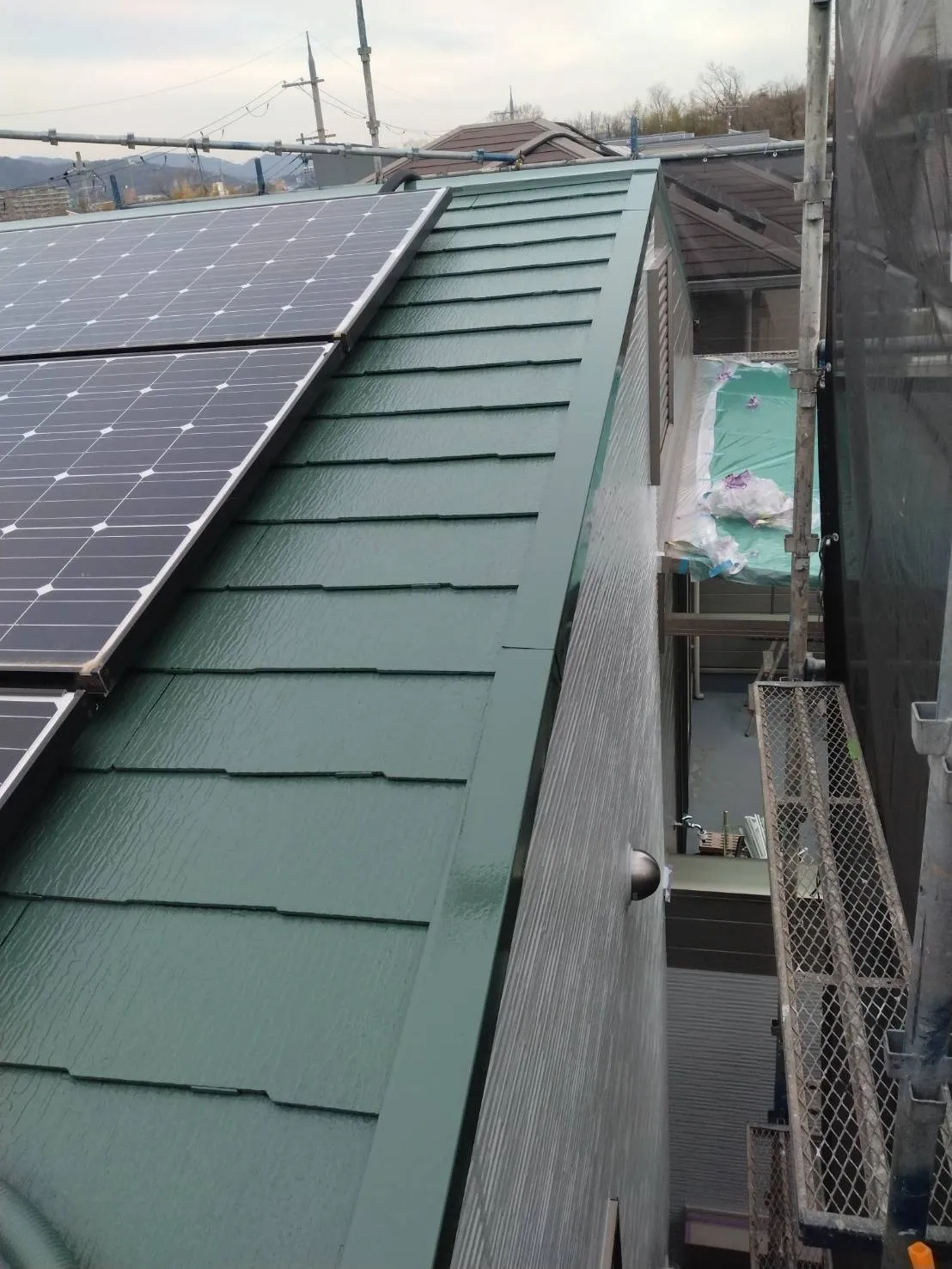 大阪府茨木市で外壁フル塗装､屋根塗装､シーリング工事､ベランダ簡易防水工事を施工しました。