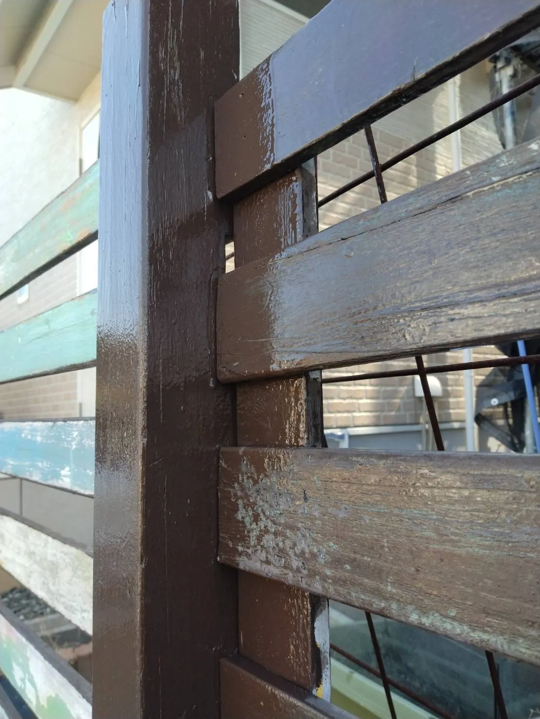 大阪府茨木市で外壁フル塗装､屋根塗装､シーリング工事､ベランダ簡易防水の外塀を、OP 塗装を施工しました。