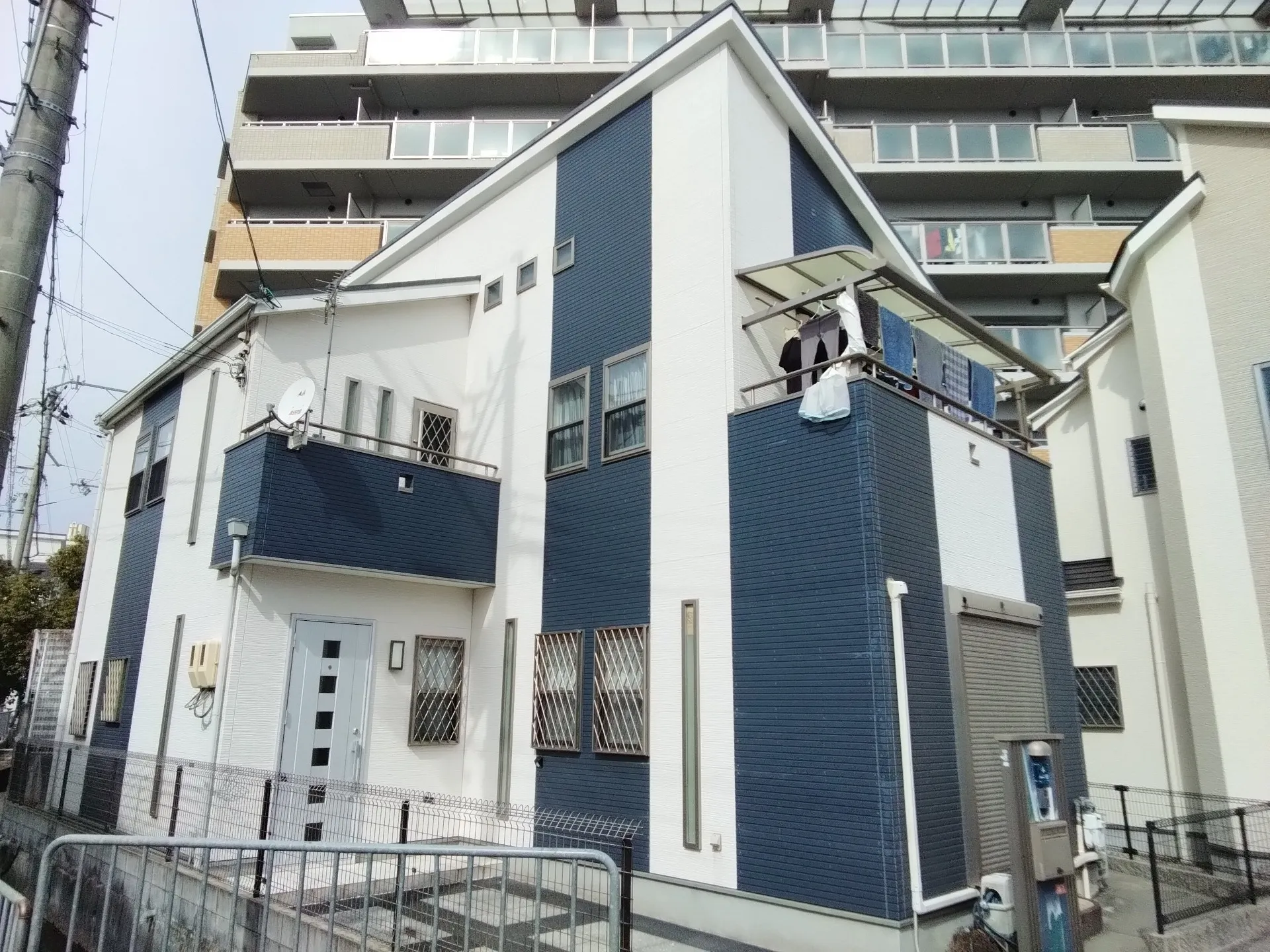 大阪府高槻市に外壁フル塗装､屋根塗装､シーリング工事､ベランダ簡易防水の現場調査に行きました。