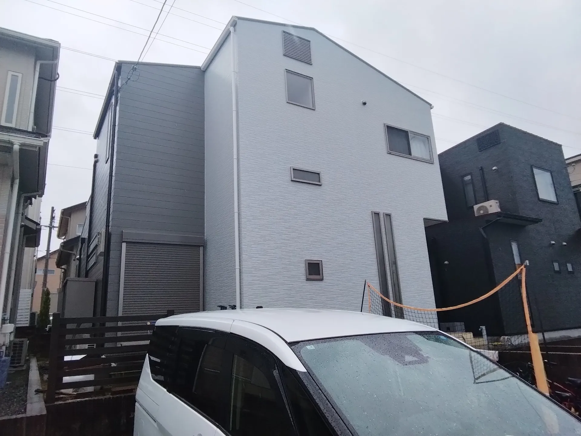 大阪府茨木市で外壁フル塗装､屋根塗装､シーリング工事､ベランダ簡易防水工事を完工しました。