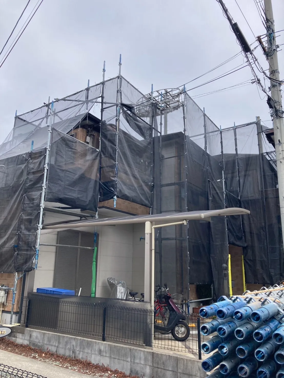 大阪府茨木市で外壁フル塗装､屋根塗装､シーリング工事､ベランダ簡易防水工事の足場着工しました。