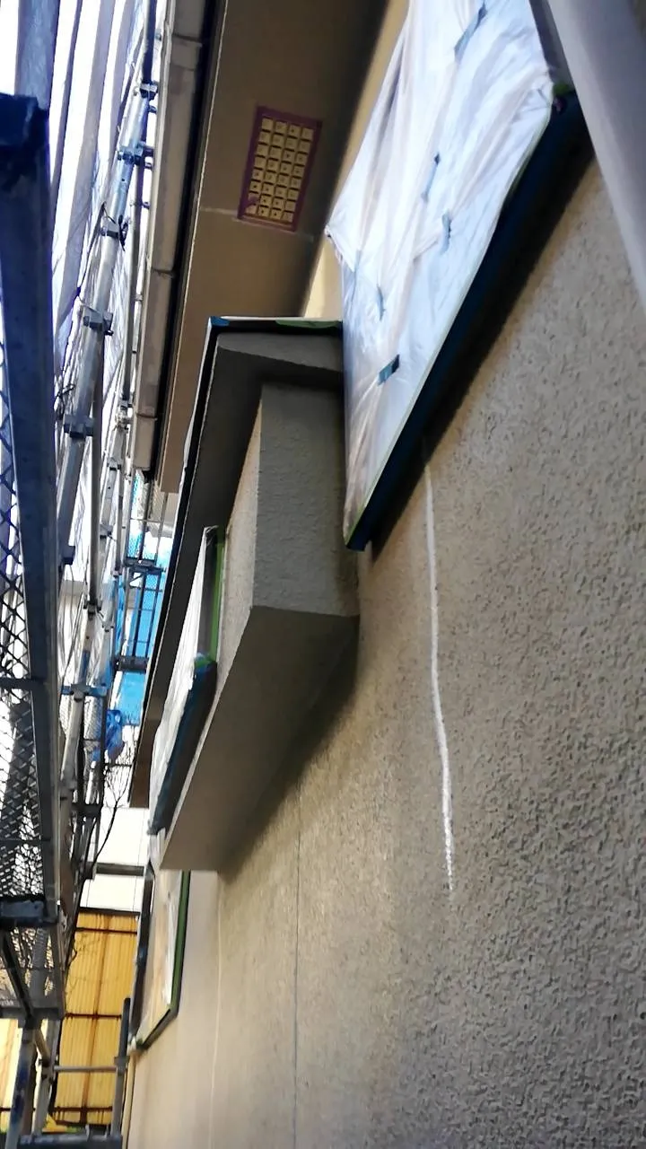 大阪府吹田市で外壁フル塗装､屋根塗装､シーリング工事､ベランダ簡易防水工事の養生をしました。