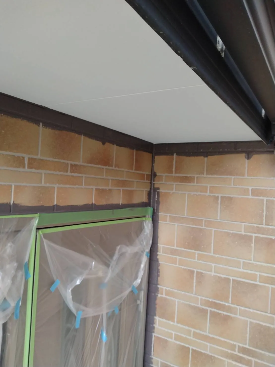 大阪府茨木市で外壁フル塗装､屋根塗装､シーリング工事､ベランダ簡易防水の中塗を施工しました。