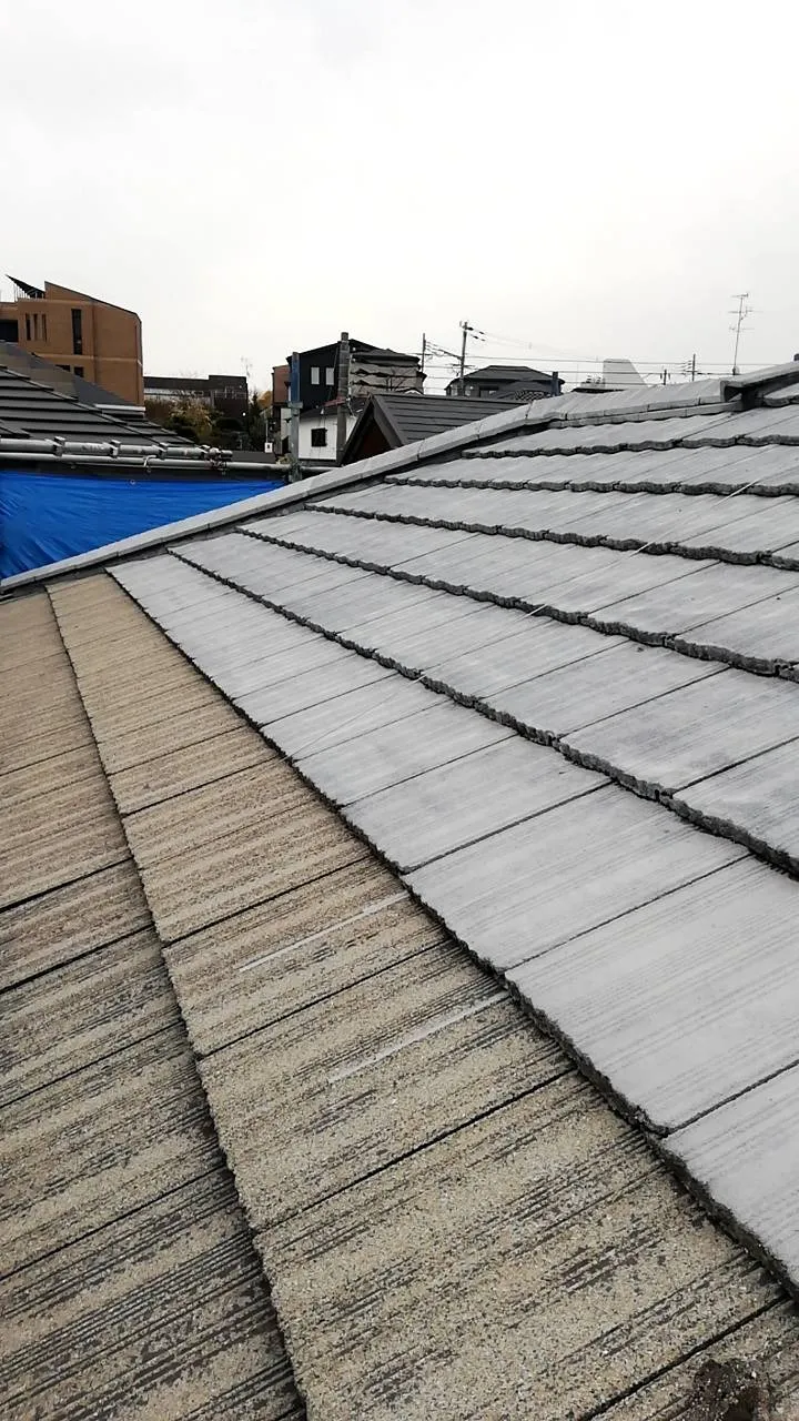 大阪府吹田市で外壁フル塗装､屋根塗装､シーリング工事､ベランダ簡易防水の下塗にプライマーを施工しました。