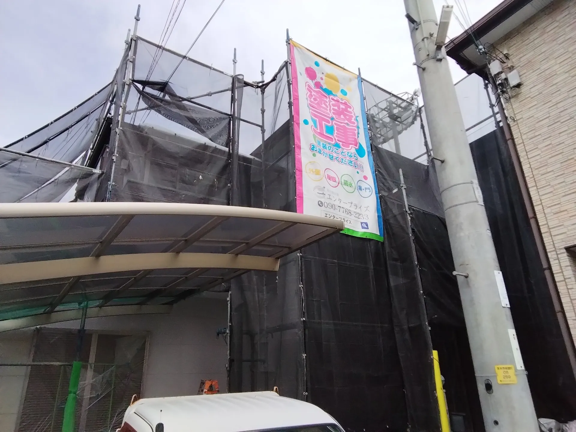 大阪府茨木市で外壁フル塗装､屋根塗装､シーリング工事､ベランダ簡易防水の中塗を施工しました。