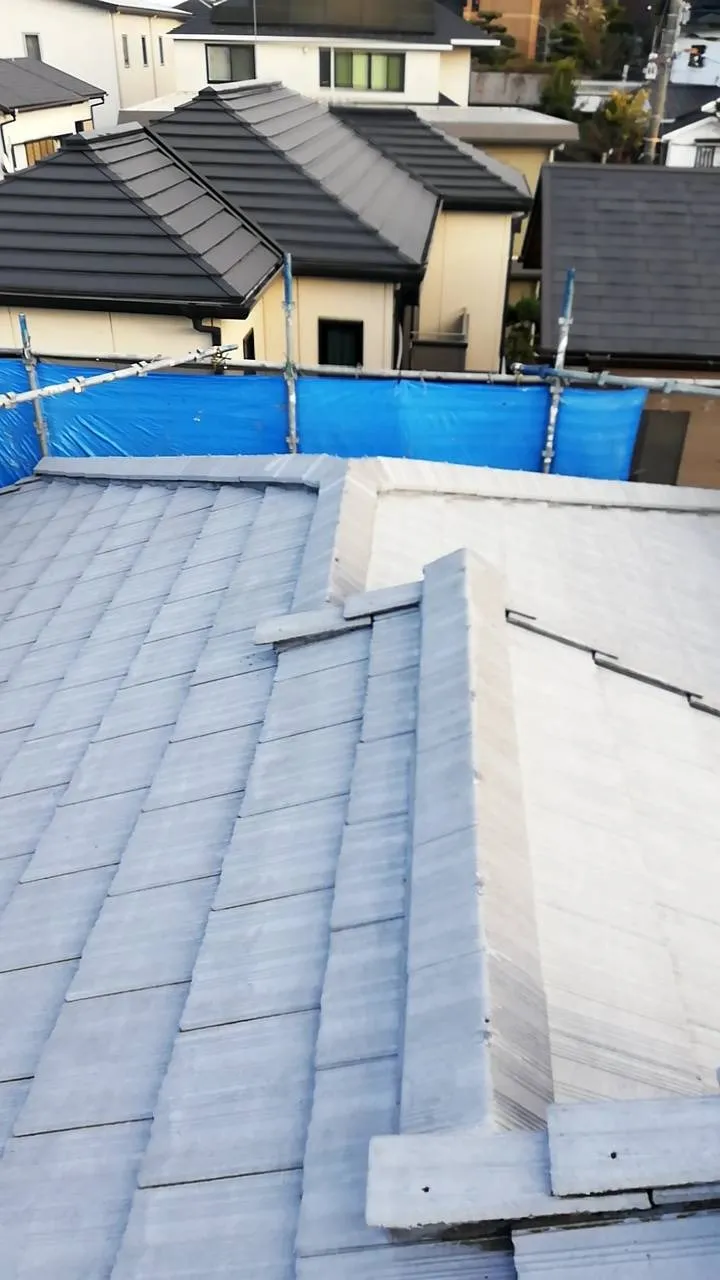 大阪府吹田市で屋根塗装の下塗にプライマーで施工しました。