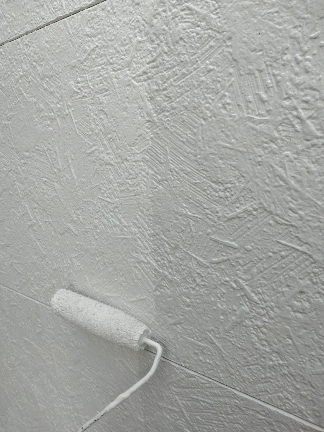 大阪府茨木市で外壁フル塗装､屋根塗装､シーリング工事､ベランダ簡易防水の上塗りを施工しました。