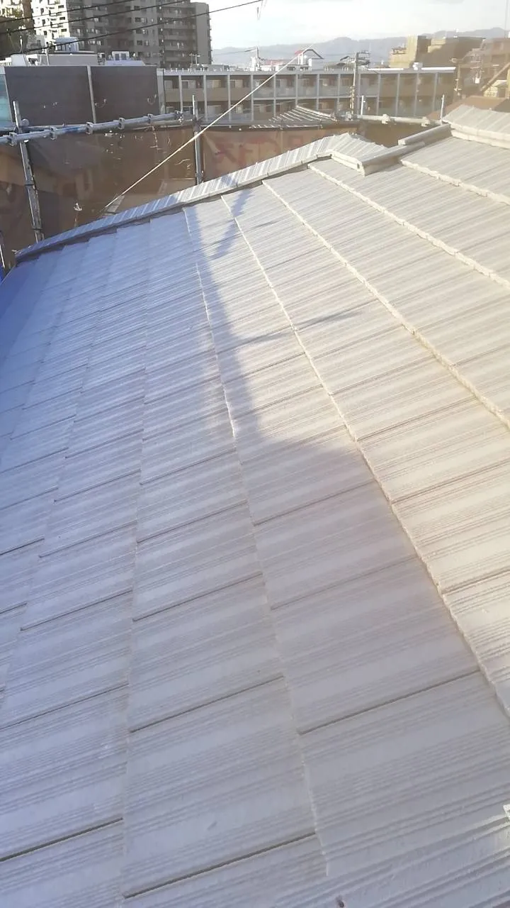 大阪府吹田市で外壁フル塗装､屋根塗装､シーリング工事､ベランダ簡易防水の屋根を中塗しました。