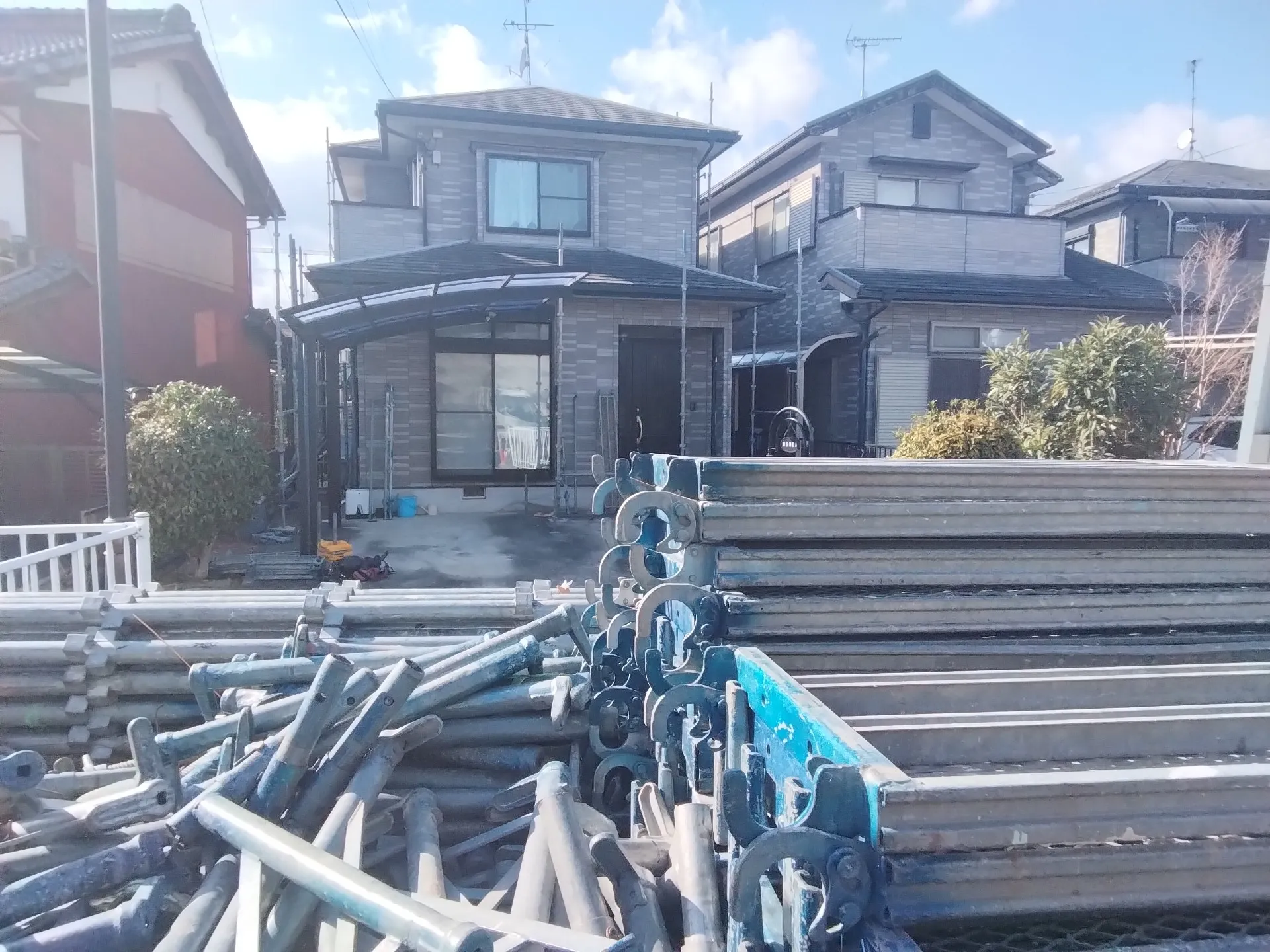 滋賀県草津市で外壁フル塗装､屋根塗装､シーリング工事､ベランダ簡易防水の足場仮設着工しました。