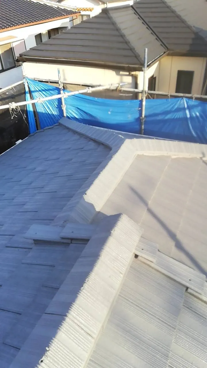 大阪府吹田市で外壁フル塗装､屋根塗装ベランダ簡易防水でのセメント瓦の上塗りを施工しました。