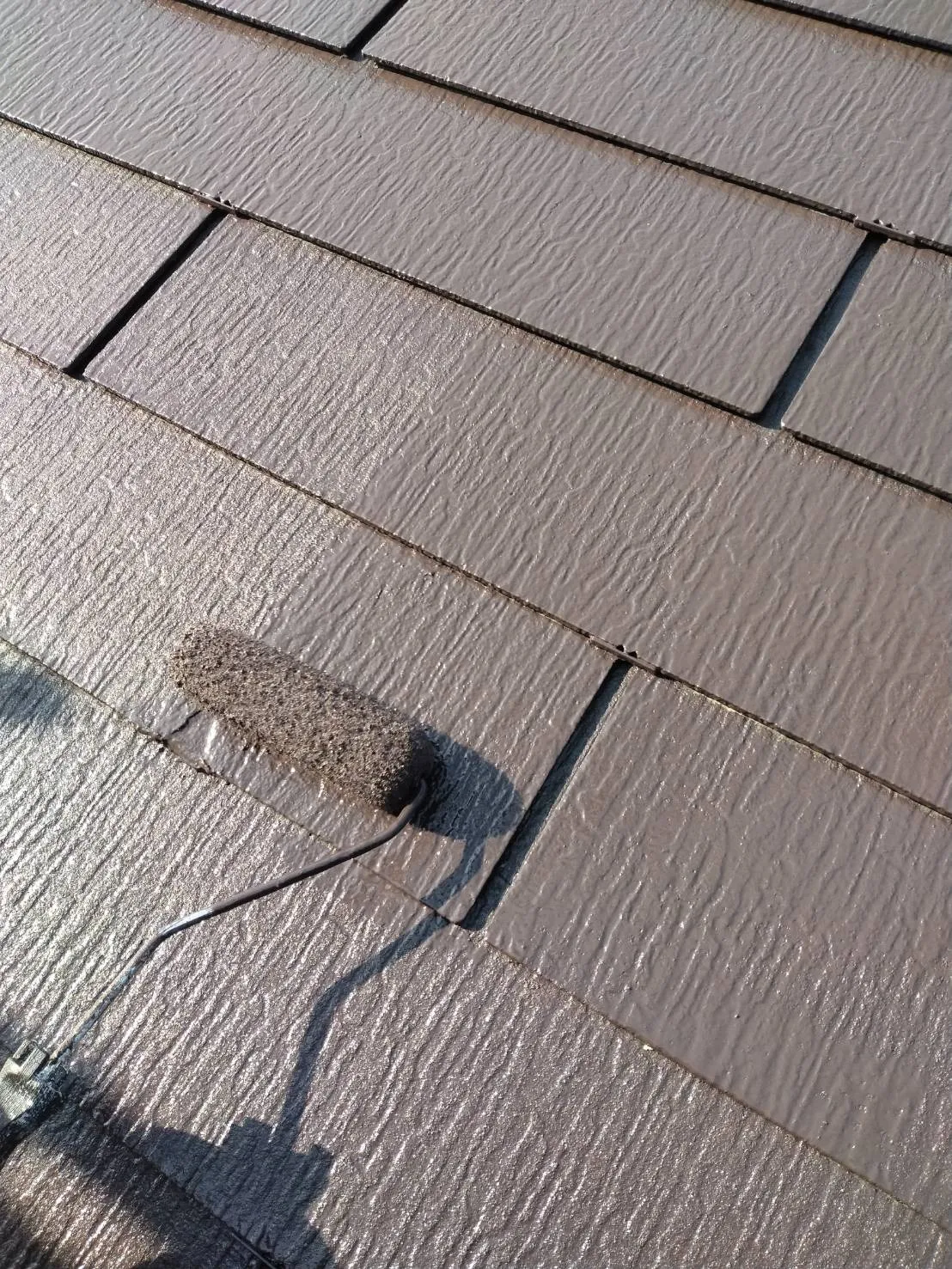 大阪府茨木市で屋根塗装の上塗りと外壁フル塗装のOP 塗装を施工しました。