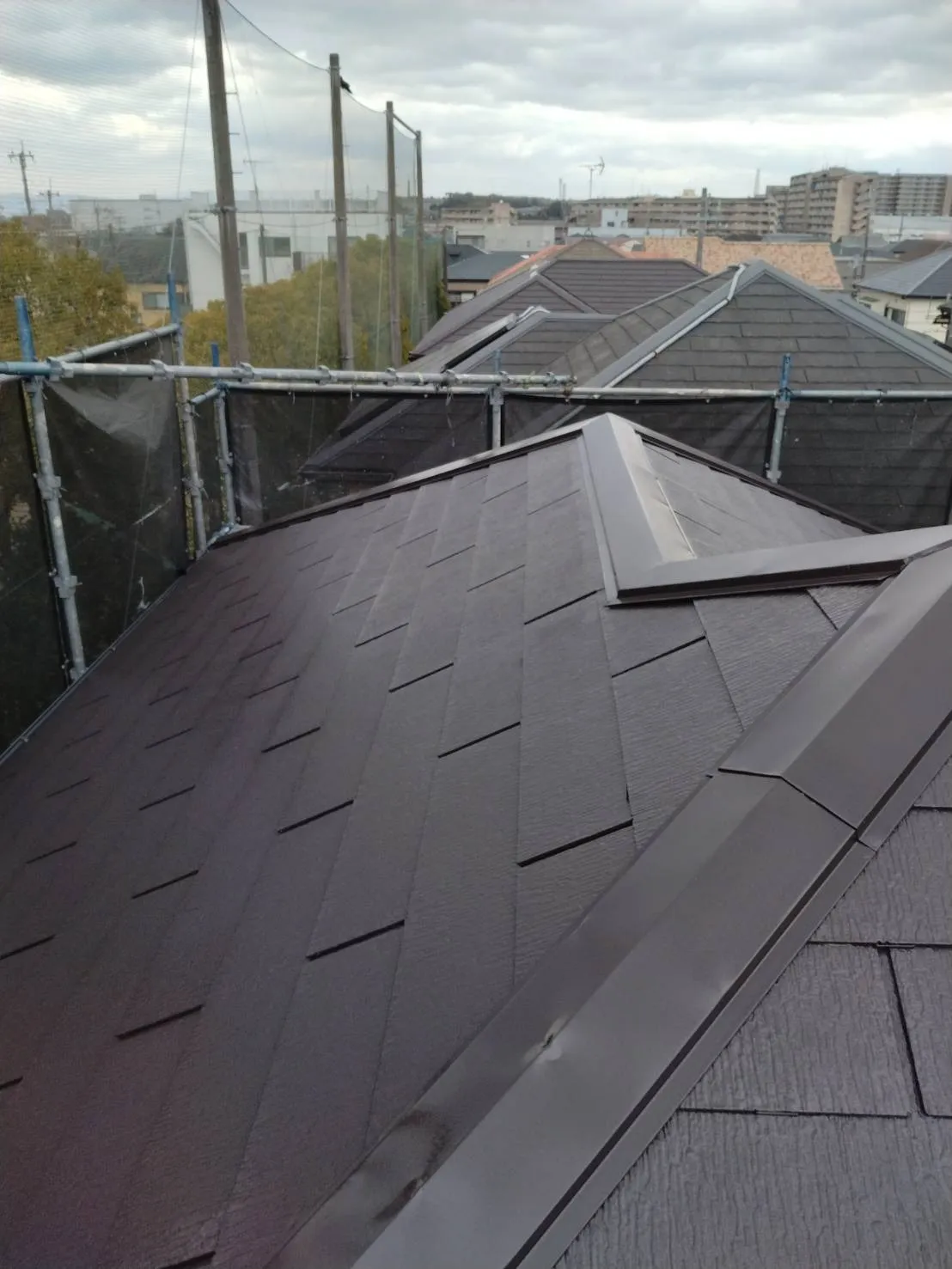 大阪府茨木市で外壁フル塗装、屋根塗装、シーリング工事、ベランダ簡易防水を完了しました。