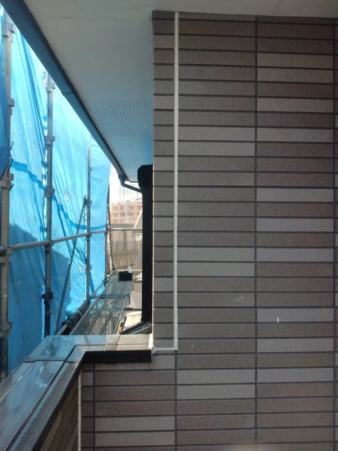 滋賀県草津市で外壁フル塗装､屋根塗装､シーリング工事､ベランダ簡易防水のシーリング工事を施工しました。