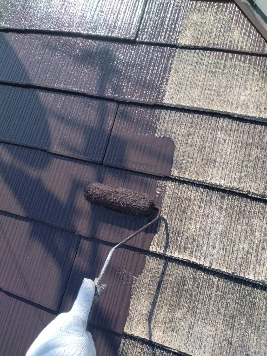 滋賀県草津市で外壁フル塗装、屋根塗装、シーリング工事、ベランダ簡易防水の外壁中塗、屋根中塗を施工しました。