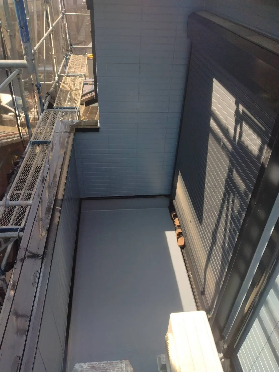 滋賀県草津市で外壁フル塗装､屋根塗装､シーリング工事､ベランダ簡易防水工事の仕上げを施工しました。