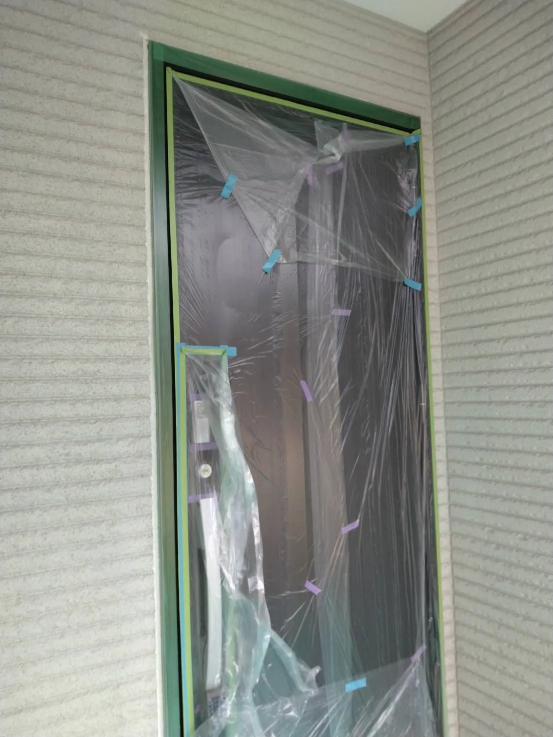 大阪府吹田市で外壁フル塗装､屋根塗装､シーリング工事､ベランダ簡易防水の養生をしました。