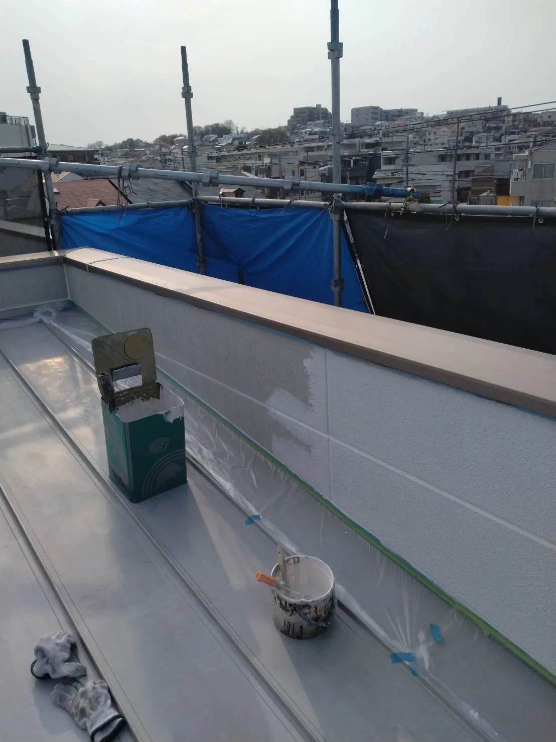 大阪府吹田市で外壁フル塗装、屋根塗装、シーリング工事、ベランダ簡易防水の屋根上塗りを施工しました。