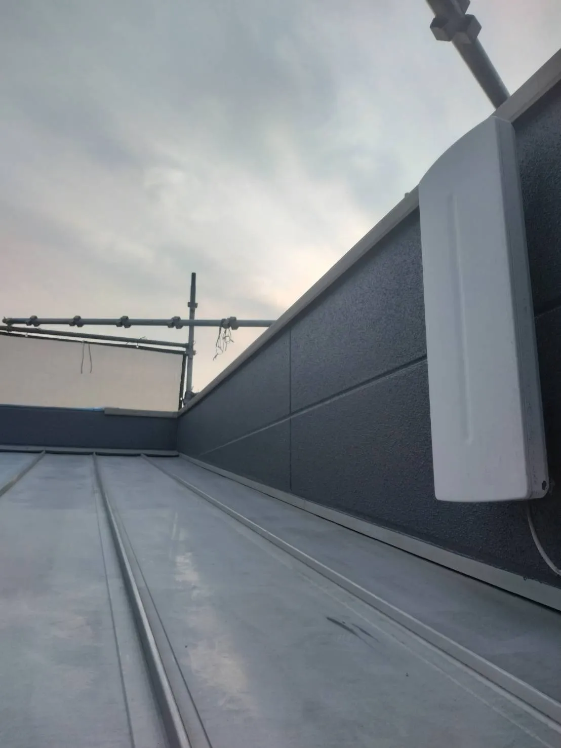 大阪府吹田市で外壁フル塗装､屋根塗装､シーリング工事､ベランダ簡易防水の外壁中塗りを施工してます。