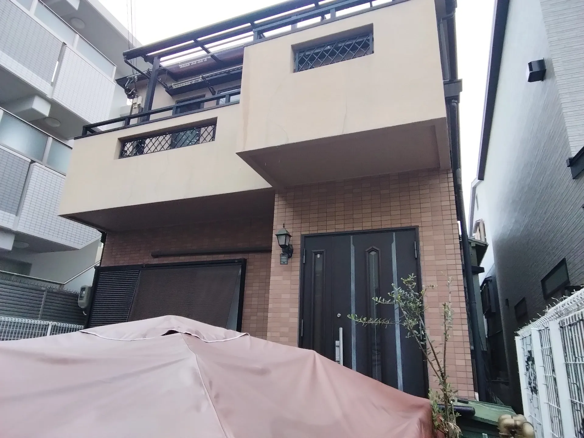 大阪府高槻市に外壁フル塗装､屋根塗装､シーリング工事､ベランダ簡易防水の現場調査に行きました。