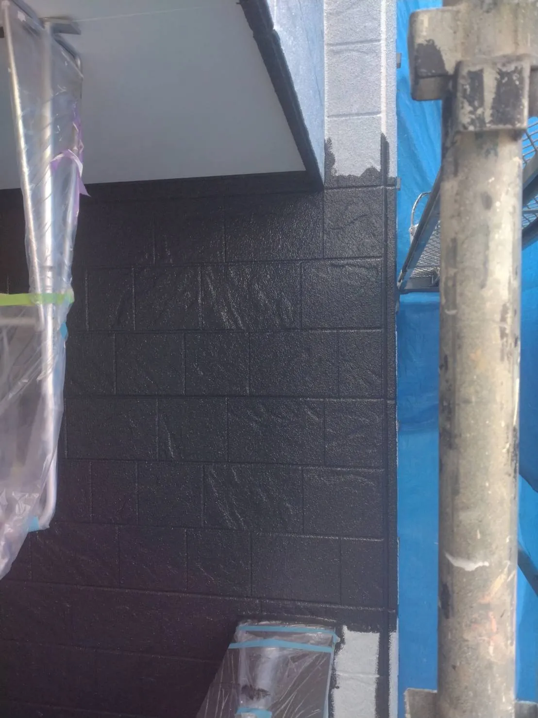 大阪府吹田市で外壁フル塗装､屋根塗装､シーリング工事､ベランダ簡易防水の中塗を施工しました。