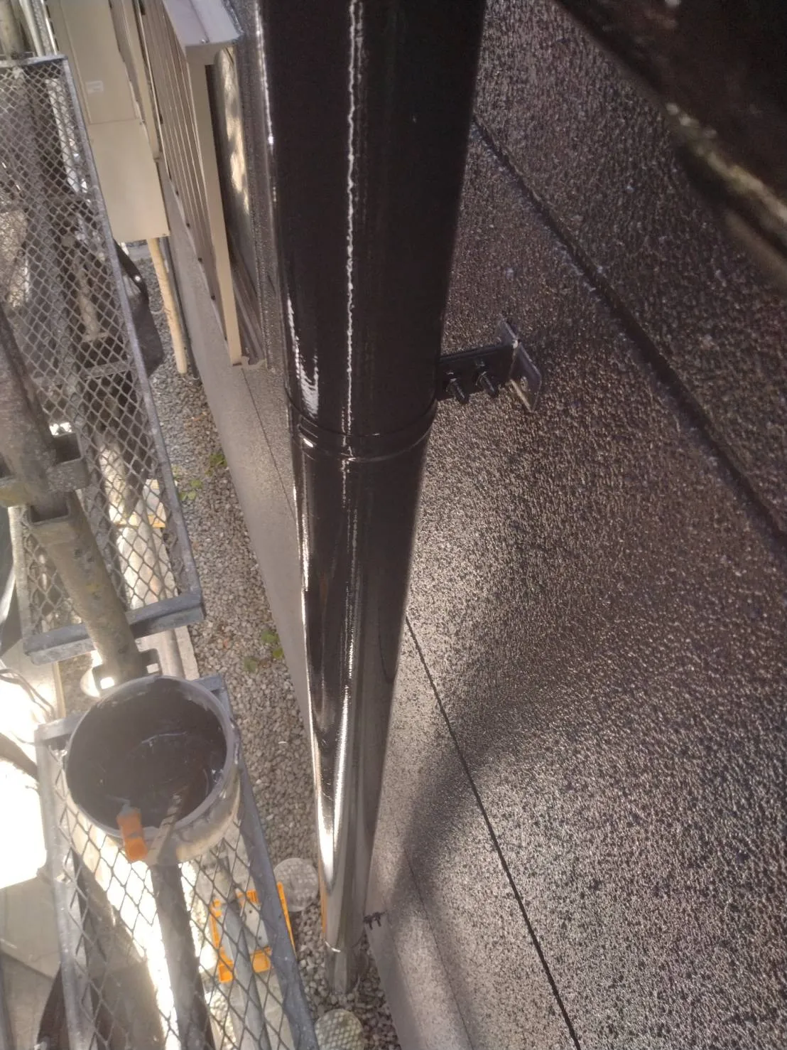 大阪府吹田市で外壁フル塗装、屋根塗装、シーリング工事、ベランダ簡易防水の上塗りを施工しました。