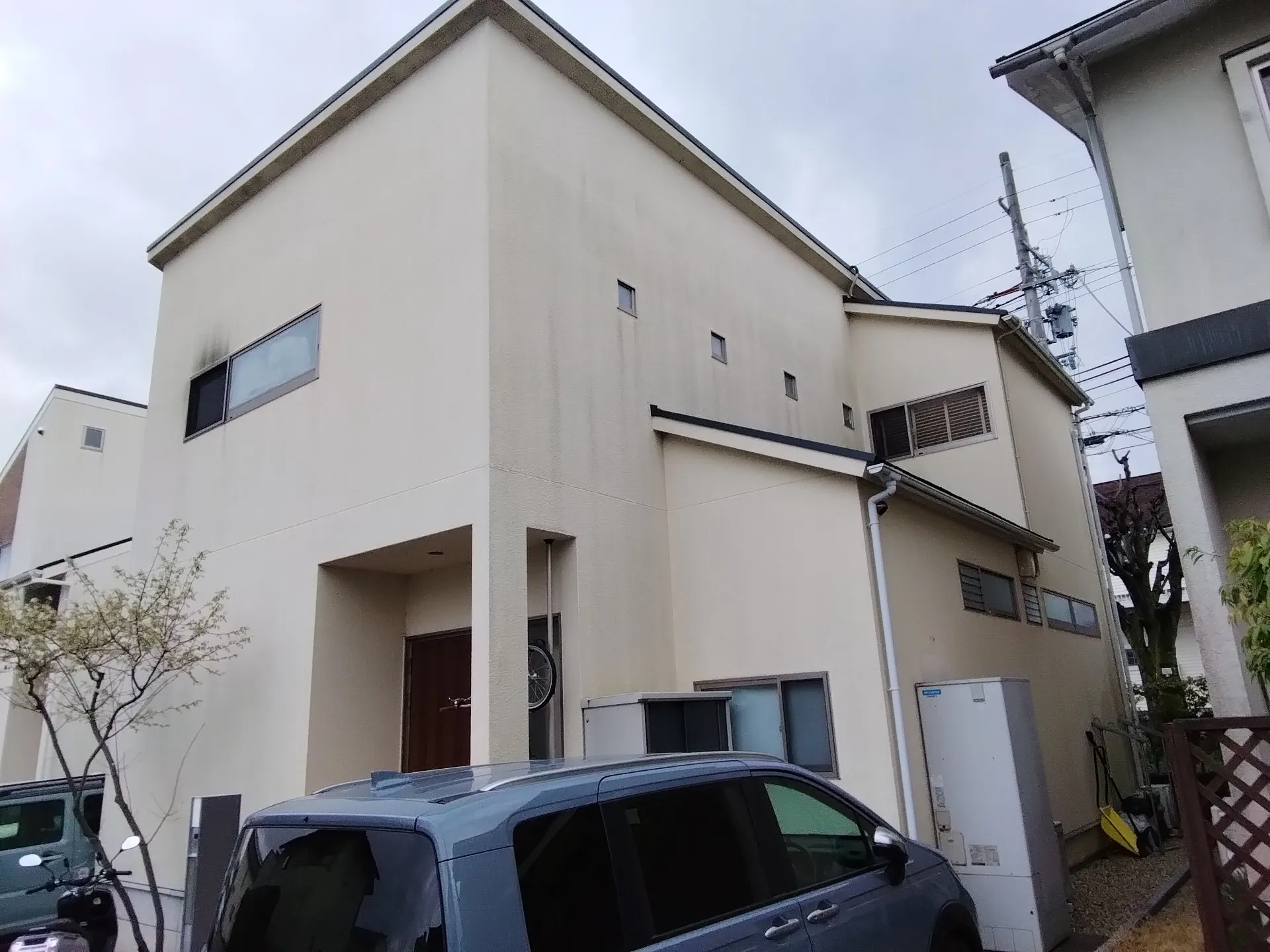 大阪府高槻市で外壁フル塗装、屋根塗装、シーリング工事、ベランダ簡易防水工事をご契約して頂きました。